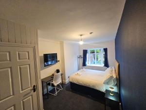a small bedroom with a bed and a window at Airport Lodge in Sheldon