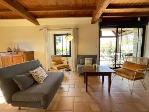 een woonkamer met een bank en een tafel bij Marty in Rébénacq