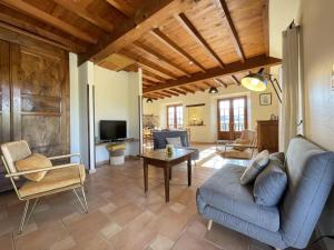 een woonkamer met een blauwe bank en een tafel bij Marty in Rébénacq