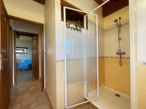 een inloopdouche in een badkamer met een glazen douchecabine bij Marty in Rébénacq +35 foto's