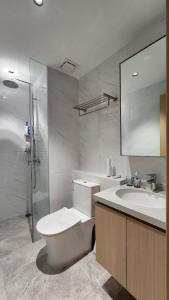 Koupelna v ubytování Ideal for Nomads BKK1 Studio with Free Cafe &Wi-Fi