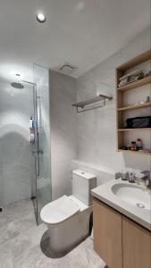 Koupelna v ubytování Ideal for Nomads BKK1 Studio with Free Cafe &Wi-Fi + 19 fotografií