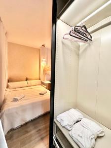 une chambre avec un lit et un placard avec des serviettes dans l'établissement Higueron Studio apartment in Resort next Luxury SPA, à Fuengirola