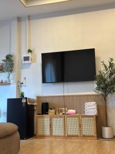 Televiisor ja/või meelelahutuskeskus majutusasutuses เอ็นแอนด์เอ็นรีสอร์ทวีไอพี