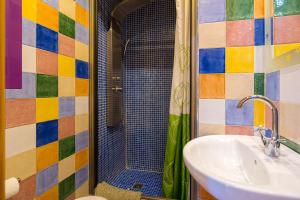 ein Badezimmer mit Waschbecken und Dusche in der Unterkunft Apto Villajoyosa 1ª línea in Villajoyosa + 21 Fotos