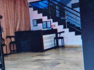 - un salon avec des escaliers, une table et des chaises dans l'établissement Hotel O Agrawal Inn, à Jabalpur