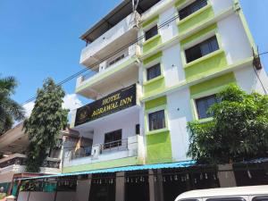 un bâtiment blanc et vert avec une pancarte dessus dans l'établissement Hotel O Agrawal Inn, à Jabalpur