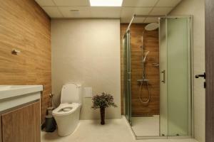 サモコフにあるRila View Apartmentsのトイレとガラスのシャワー付きのバスルーム