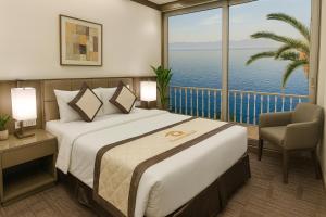 une chambre avec un grand lit avec vue sur l'océan dans l'établissement Tuong Vi Corner Hotel, à Hô-Chi-Minh-Ville
