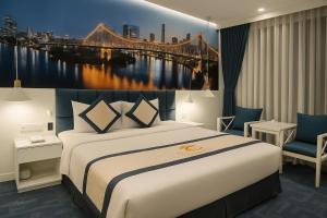 une chambre d'hôtel avec un lit et un pont dans l'établissement Tuong Vi Corner Hotel, à Hô-Chi-Minh-Ville 28 autres photos