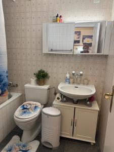 a bathroom with a toilet and a sink at Meri 2 in Ostermundigen