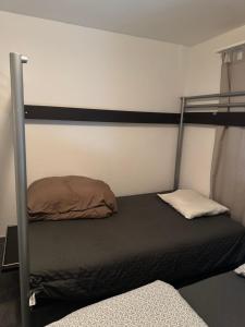 a bedroom with a bunk bed with a ladder at Meri 2 in Ostermundigen
