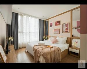 Postel nebo postele na pokoji v ubytování The Platinum Parkview Suite - HCM