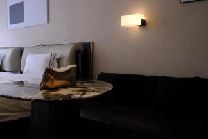 Habitación con sofá y mesa junto a la cama en Jianye Yisu · Private Hot Spring · Aether Designer Retreat (Datong Ancient City Huayan Temple), en Datong