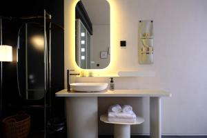 un baño con lavabo y espejo en Jianye Yisu · Private Hot Spring · Aether Designer Retreat (Datong Ancient City Huayan Temple), en Datong