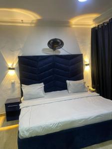 Postel nebo postele na pokoji v ubytování BOSS HOTELS & SUITES