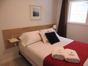Una cama o camas en una habitación de The Inn on College