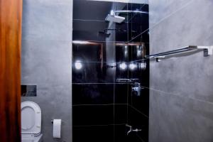 Ένα μπάνιο στο Elite Black Villa +80 φωτογραφίες