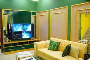 TV a/nebo společenská místnost v ubytování Supreme Villa - Luxury Home 3BHK - DHA + 50 fotografií