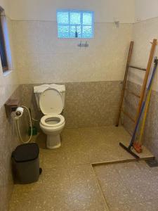 Ένα μπάνιο στο Surf and Retreat Hostel Weligama Srilanka -Coliving