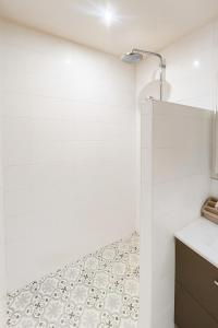 a white bathroom with a shower and a tile floor at Appartement 4 Chambres proche commodités Ideal grande Famille et Groupe de professionnels Proche Paris in Puteaux