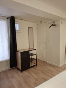 an empty room with a table and a door at Studio dans centre historique in Vallauris