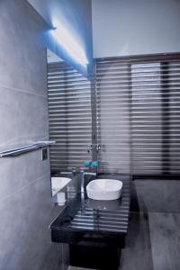 Ένα μπάνιο στο Elite Black Villa