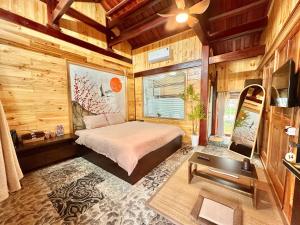 Kon PlongGià Làng Măng Đen Homestay的一间木屋里有一张床的卧室