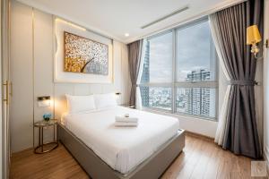 Postel nebo postele na pokoji v ubytování The Platinum Parkview Suite - HCM