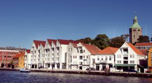 斯塔萬格的住宿－斯卡恩布萊格號角集品酒店，河边的白色建筑群