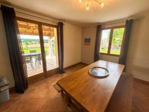 Μπαλκόνι ή βεράντα στο Cosy Stay Remote Work Retreat 9 Guests Villa Aubeterre