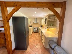 Η κουζίνα ή μικρή κουζίνα στο Cosy Stay Remote Work Retreat 9 Guests Villa Aubeterre