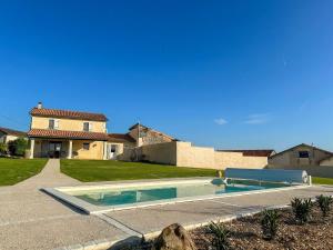 Πισίνα στο ή κοντά στο Cosy Stay Remote Work Retreat 9 Guests Villa Aubeterre