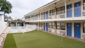 un edificio con un campo de golf frente a un edificio en Motel 6-Boerne, TX en Boerne