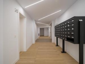 een hal met witte muren en een lange hal met witte muren bij Sunset Arguineguin by CanariasGetway in Arguineguín