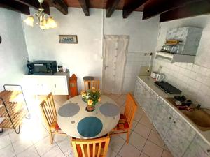 Lanouéeにあるlocation Vakañsoùの部屋にテーブルと椅子のあるキッチン