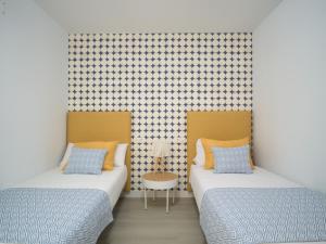 twee bedden naast elkaar in een kamer bij Sunset Arguineguin by CanariasGetway in Arguineguín