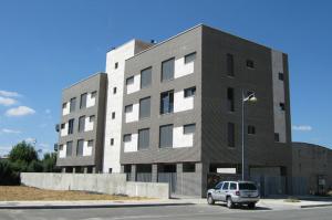 レオンにあるApartamentos Modernosの建物の前に車が駐車されている