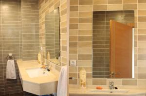 レオンにあるApartamentos Modernosの洗面台と鏡のあるバスルーム