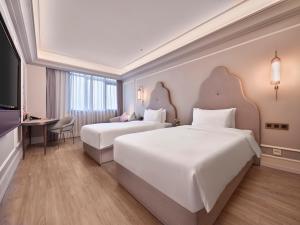 Postel nebo postele na pokoji v ubytování Mercure Shanghai Hongqiao SOHO