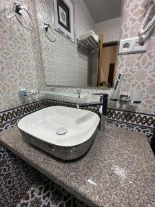 baño con lavabo blanco en la encimera en AMIRAN Boutique, en Bukhara