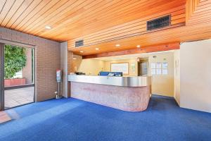 un bureau avec une réception dans un bâtiment dans l'établissement Mildura Motor Inn, à Mildura 43 autres photos