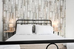 Un dormitorio con una cama con almohadas blancas. en Casa 30 House Complex Center of Ialysos, en Ialisos