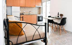 Una litera en una cocina con una mesa y sillas. en Casa 30 House Complex Center of Ialysos, en Ialisos 26 fotos más