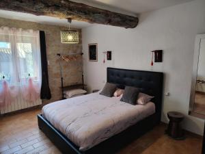 Postel nebo postele na pokoji v ubytování VILLA ARTEMIA Maison vigneronne - chambre d hôtes-B&B-piscine et spa + 37 fotografií
