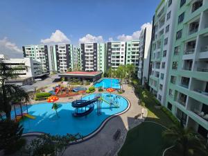 een uitzicht over een waterpark in een stad bij Manhattan Condo - Ipoh Merveille Luxe Stay in Ipoh