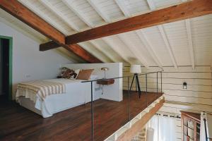 a bedroom with a bed and a wooden ceiling at Casa da Edrada in Pradomao