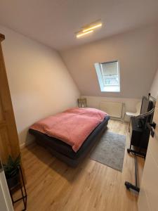 RhauderfehnにあるFerienwohnung Fehnのベッドルーム1室(屋根裏部屋に大型ベッド1台付)