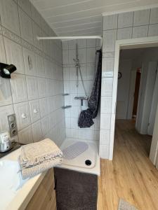 RhauderfehnにあるFerienwohnung Fehnのバスルーム(シャワー、シンク、バスタブ付) +15枚の写真