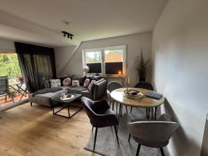 RhauderfehnにあるFerienwohnung Fehnのソファとテーブルのあるリビングルーム